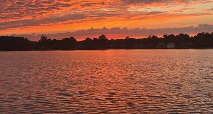 Live & Love Life on the Lake at Sunset Cottage!