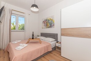 2 bedrooms, iron/ironing board, WiFi, bed sheets - Lux house Versys with jacuzzi (Drinovci)