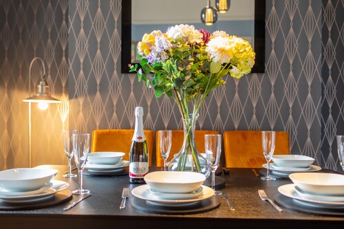 Remarkable luxurious home at the edge of city