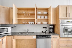 Fridge, microwave, oven, dishwasher - Beautiful Central Sq 1BR, nr Charles River, by Blueground (Cambridge)
