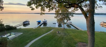 Family Friendly Lakehouse - Directly on the lake with spacious pier