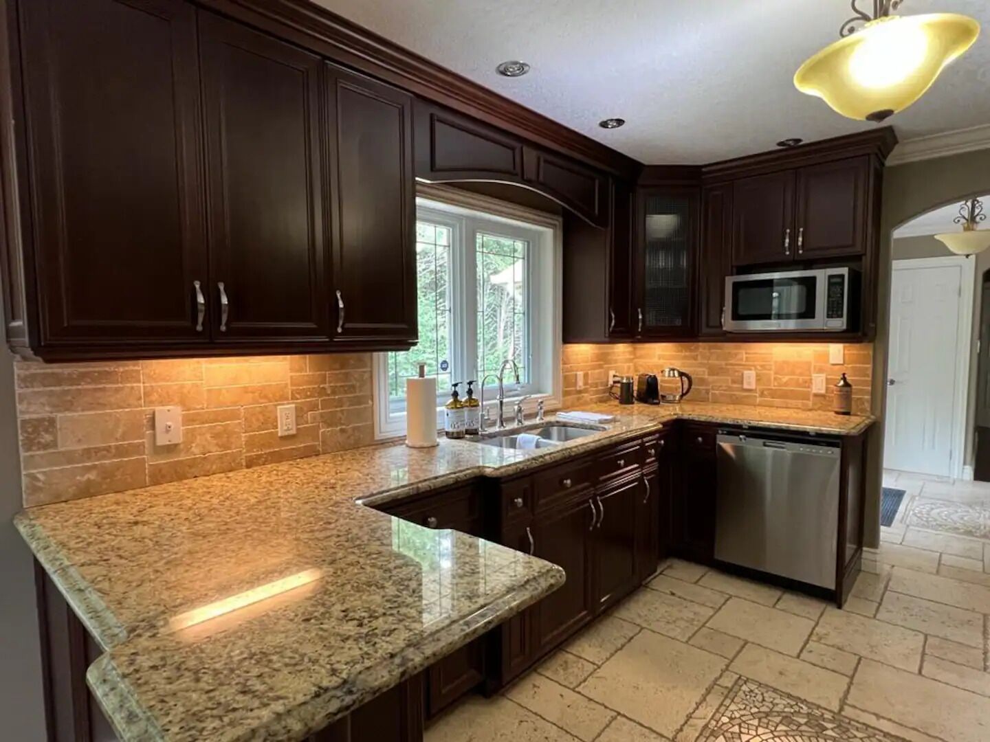 Estate by city of Cambridge on 5 acres, 6 bedrooms, pool, tennis court & more