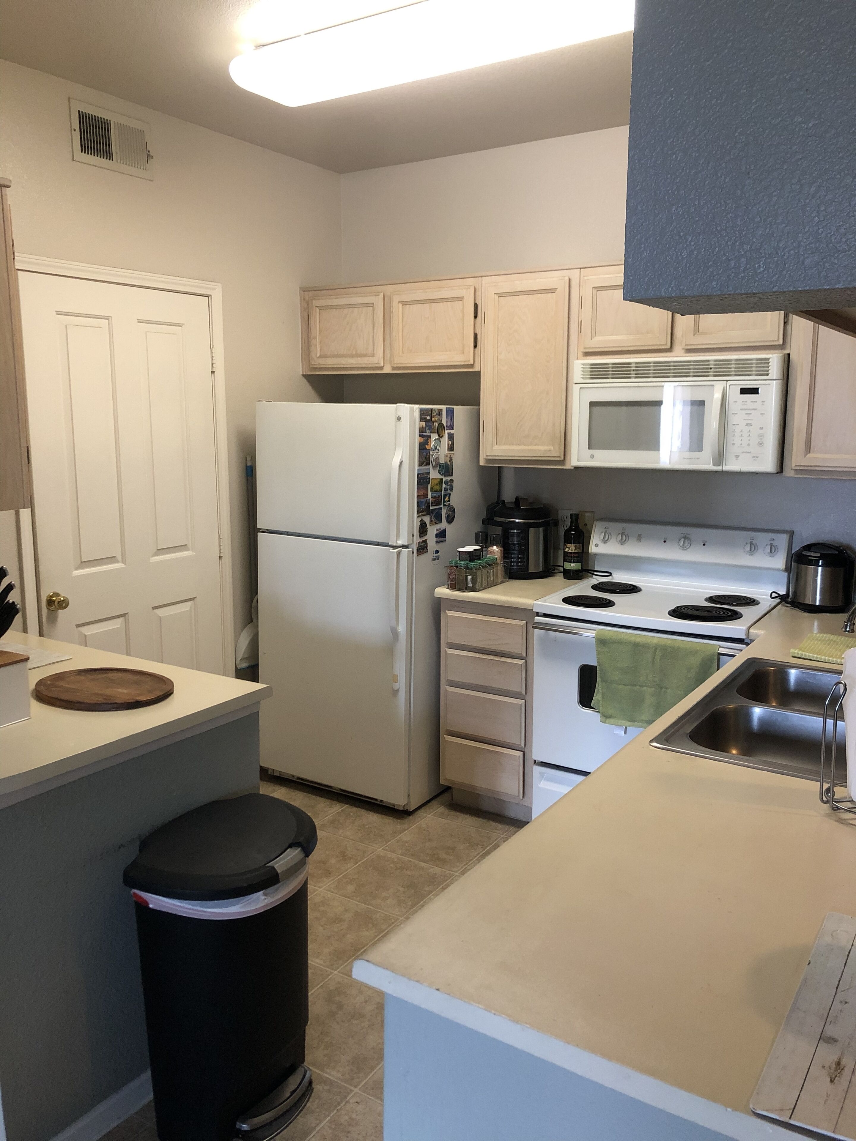 1 bedroom w//private bath at 2 bed apt. Shared kitchen and livingroom 