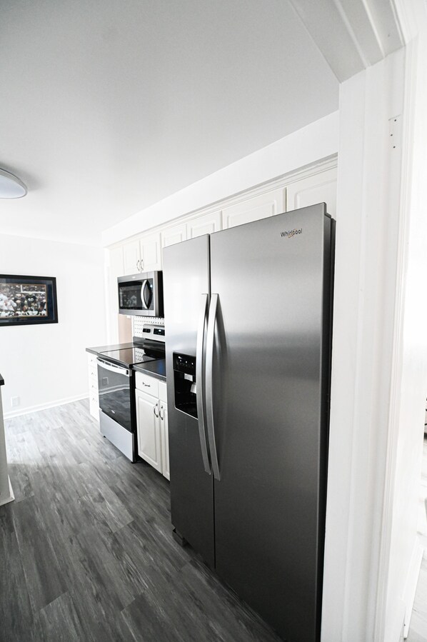 ثلاجة، ميكروويف، فرن، موقد طهي مسطح