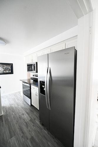 SB Home w Fireplace minutes to Notre Dame. Sleeps 6