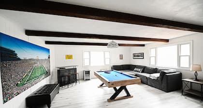 SB Home w Fireplace minutes to Notre Dame. Sleeps 6