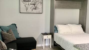 Escritorio, tabla de planchar con plancha, cuna de viaje y wifi gratis