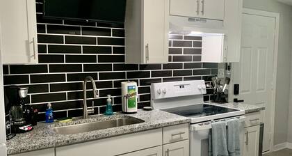 Charming Southside Studio - Centrally Located