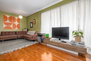 Smart-TV, Kamin, Bücher, Musikbibliothek