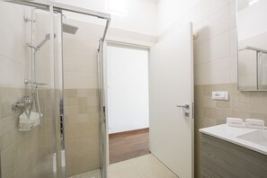 Dusche, Haartrockner, Bidet, Handtücher