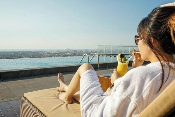 Outdoor pool - Louis Kienne Hotel Pemuda (Semarang)