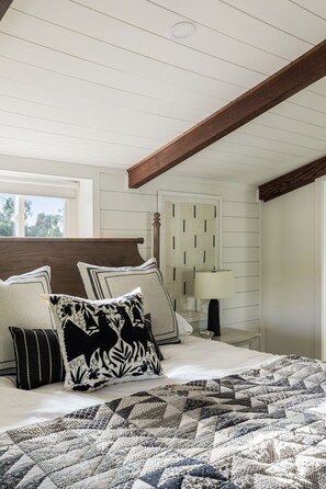 2 bedrooms, iron/ironing board, travel crib, free WiFi - NEW Uber to Wineries/Weddings Pups + Putting + Bocce (Rainbow)