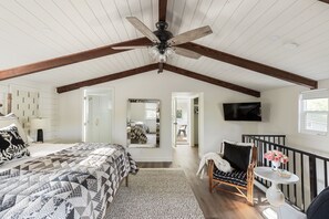 2 habitaciones, tabla de planchar con plancha y cuna de viaje