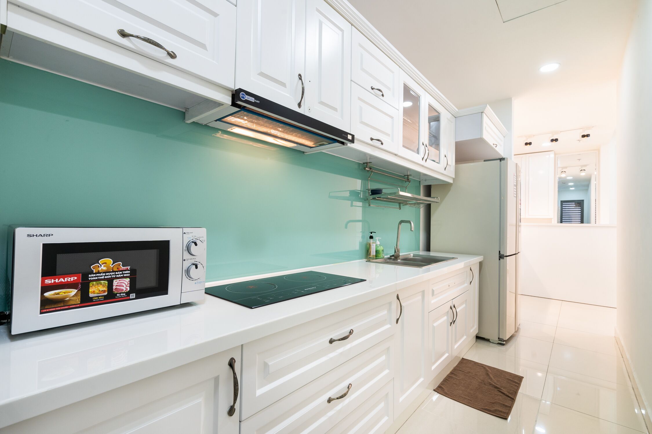 Luxury Triple Room, 3 Bedrooms | Dapur peribadi | Peti sejuk/penyejuk beku saiz penuh, ketuhar gelombang mikro 