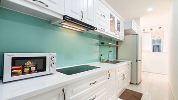 Luxury Triple Room, 3 Bedrooms | Dapur peribadi | Peti sejuk/penyejuk beku saiz penuh, ketuhar gelombang mikro