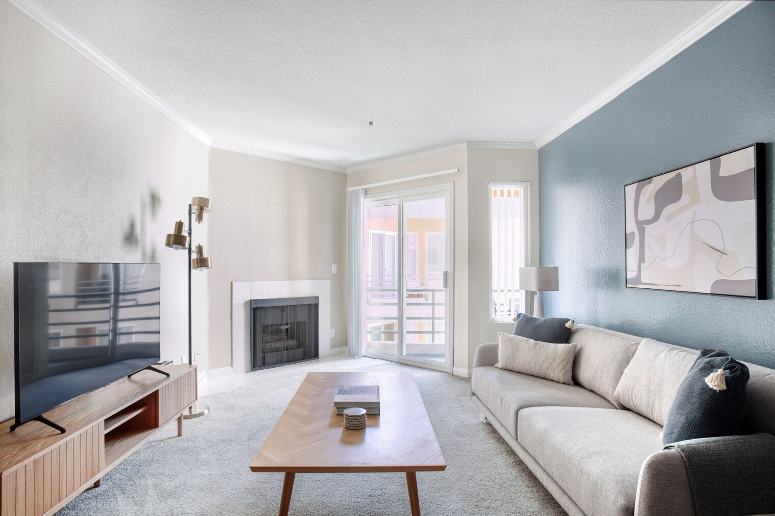 Bright Hollywood 1BR w/ Gym, Pool & Sundeck, walk to Metro, by Blueground