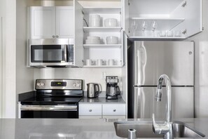 Kühlschrank, Mikrowelle, Ofen, Geschirrspüler