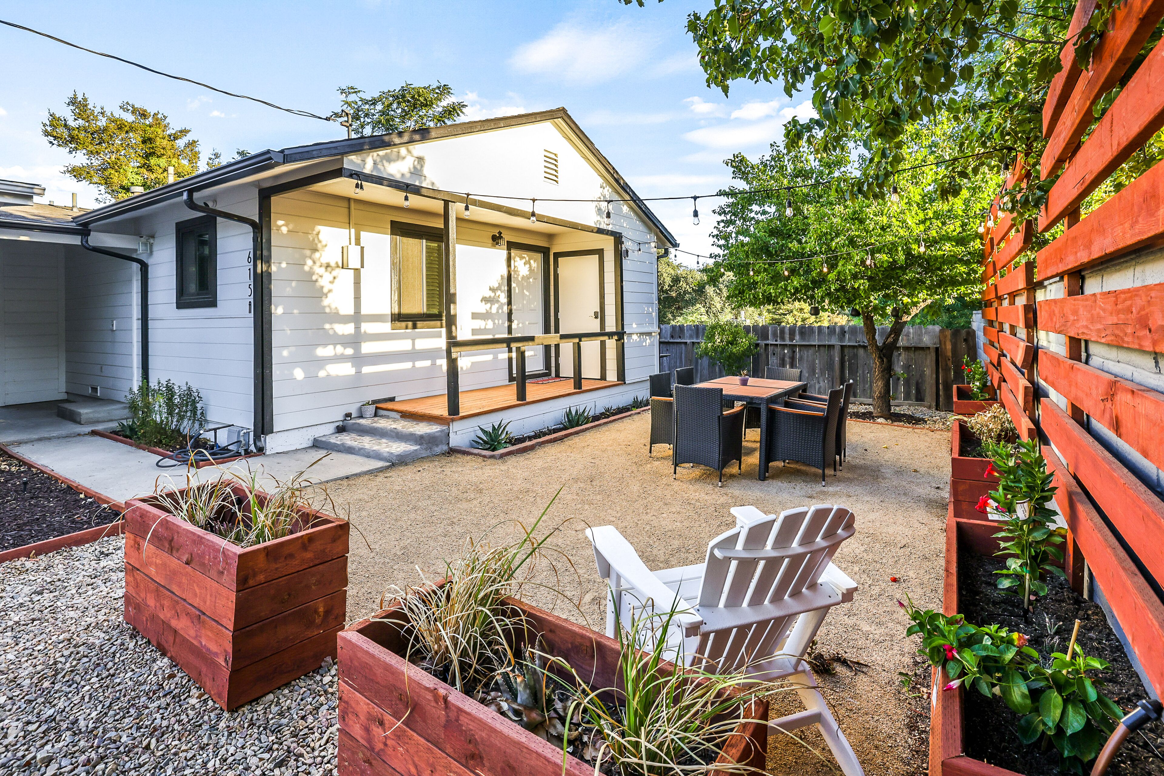 Adorable, dog-friendly cottage with yard, grill, AC & W/D - near vineyards