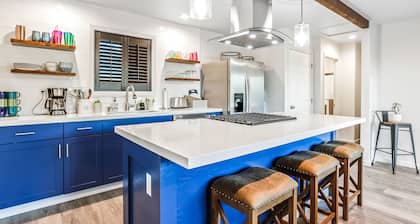 Adorable, dog-friendly cottage with yard, grill, AC & W/D - near vineyards