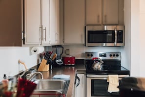Réfrigérateur, four à micro-ondes, un four, surface de cuisson