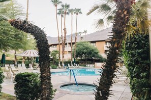 Piscina all'aperto, una piscina riscaldata