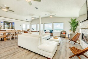TV, fireplace, books - Beachfront house with fast WiFi, large deck, ideal location & central AC (Galveston)