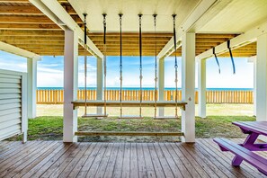 Terrace/patio - Beachfront house with fast WiFi, large deck, ideal location & central AC (Galveston)