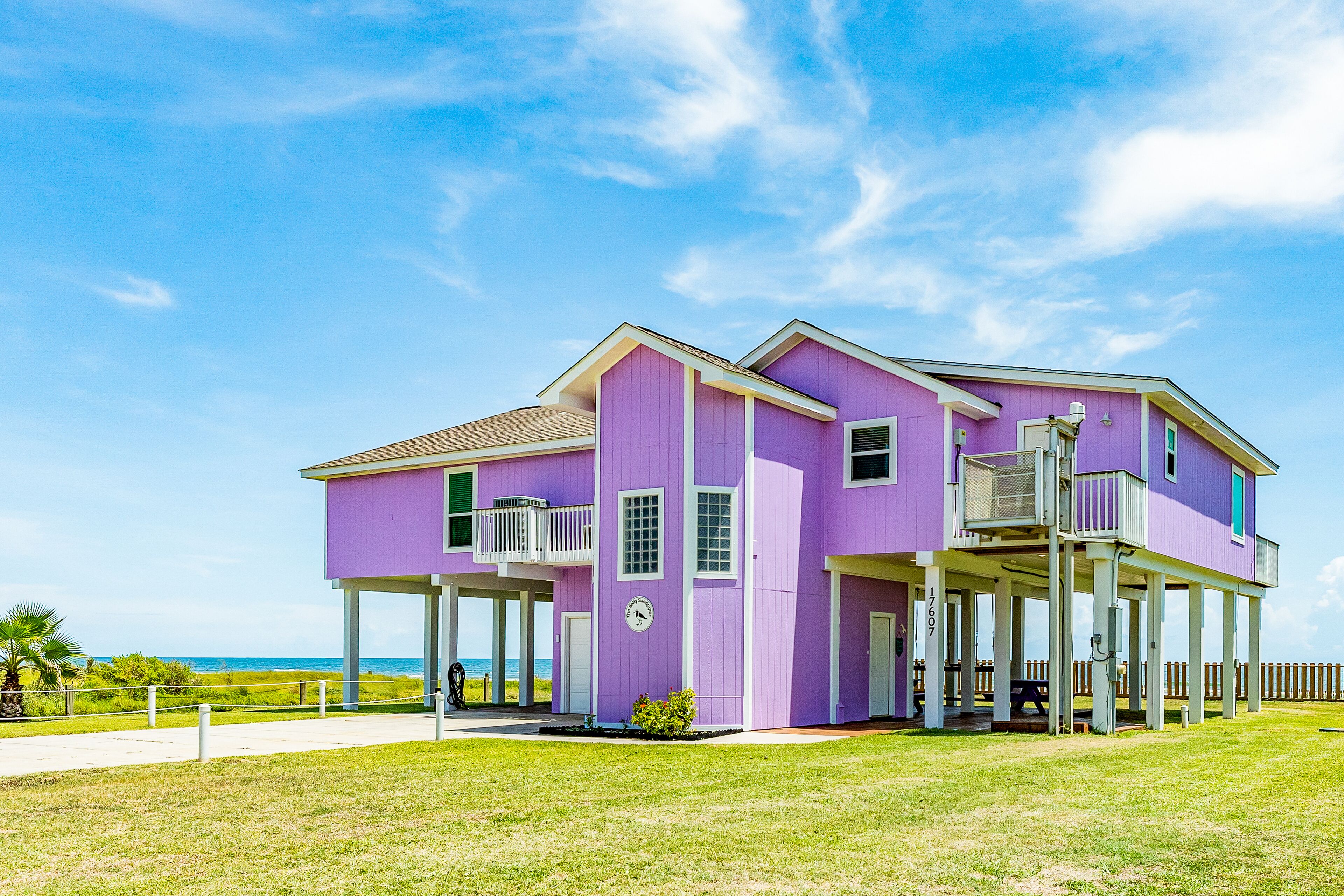 Waterfront beach house with fast WiFi, large deck, ideal location & central AC