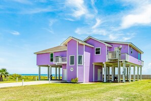 Exterior - Beachfront house with fast WiFi, large deck, ideal location & central AC (Galveston)