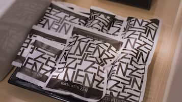 Material promocional de hotel con un diseño geométrico y el texto "HOTEL WITH ZEN".