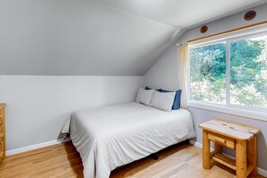 2 عدّة غرف نوم وخدمة الإنترنت وملاءات أسرّة