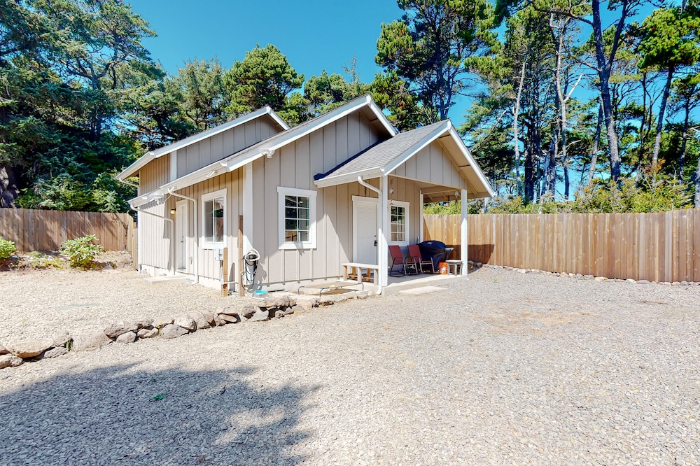 Private, quiet, dog-friendly home with firepit, 1/4 mile from Heceta Beach