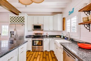 Fridge, microwave, oven, stovetop - Ideal getaway steps from the beach with fast WiFi, central AC, deck, grill & W/D (Galveston)