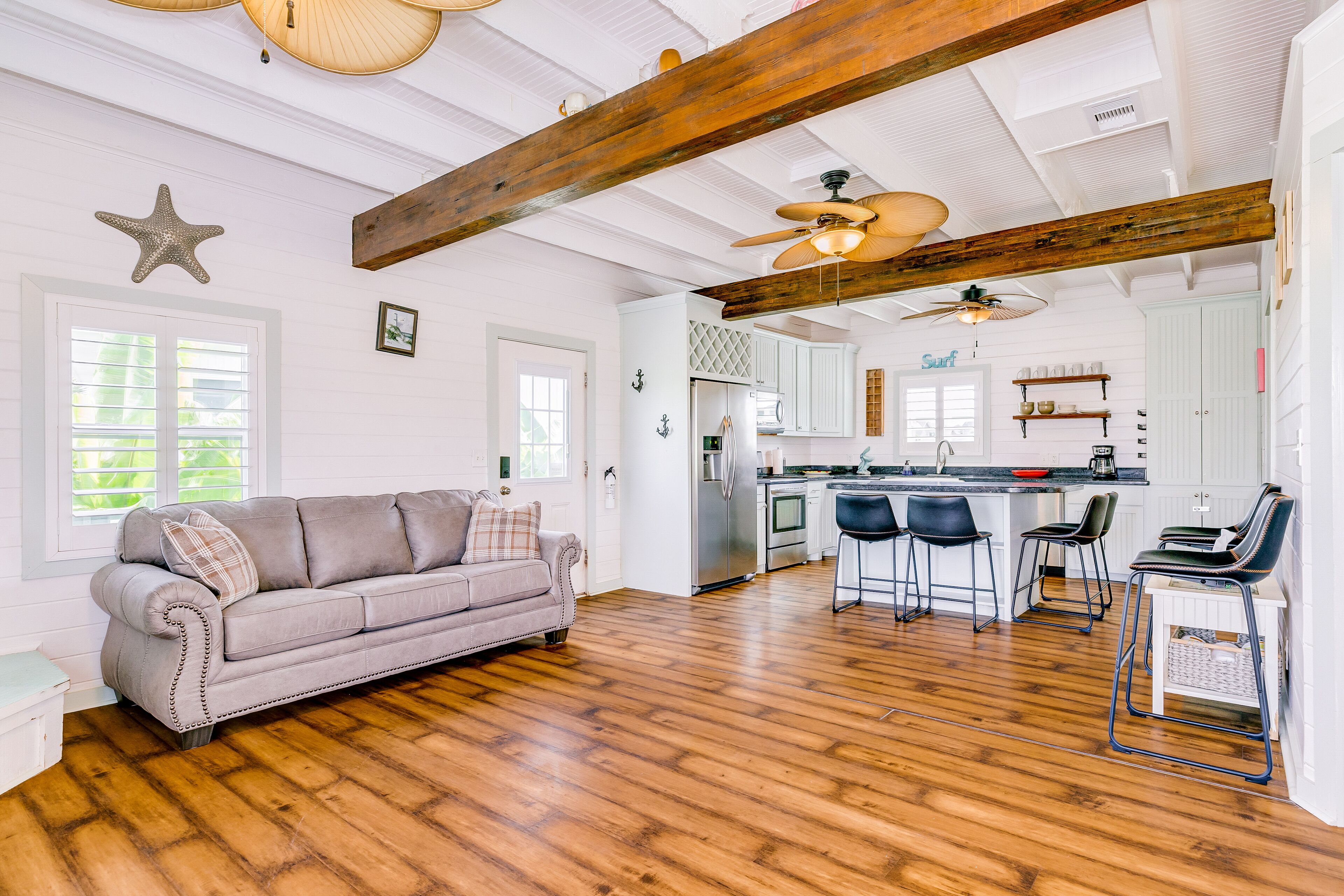 Ideal getaway steps from the beach with fast WiFi, central AC, deck, grill & W/D