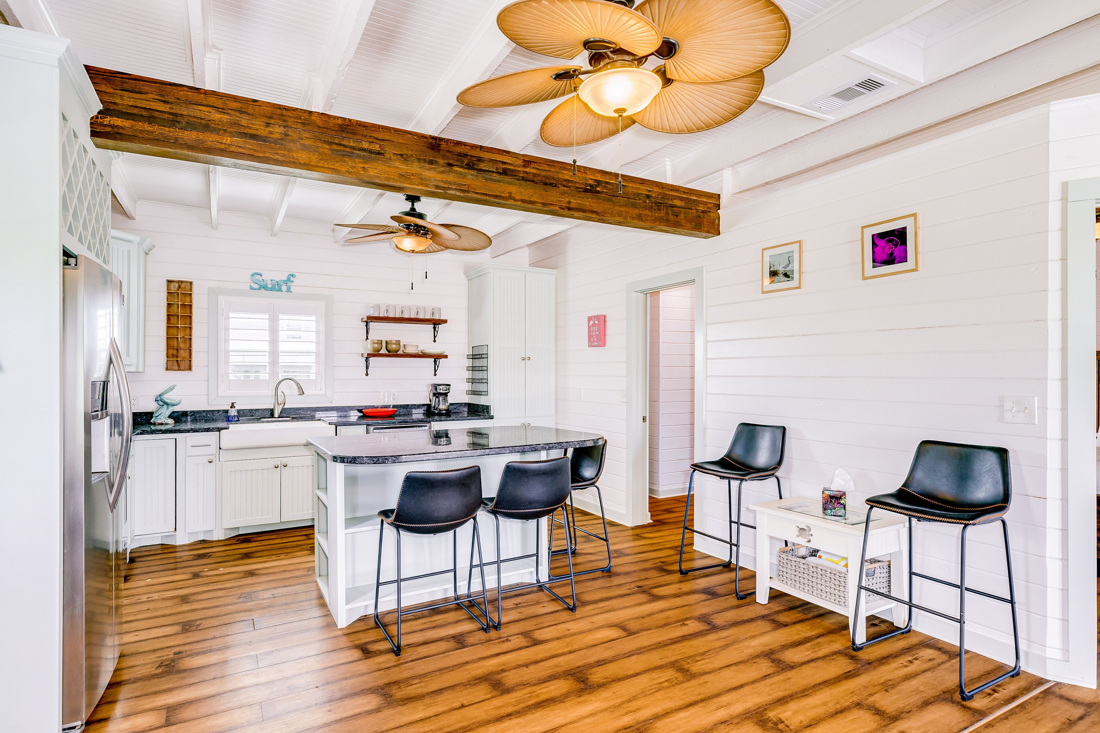 Ideal getaway steps from the beach with fast WiFi, central AC, deck, grill & W/D