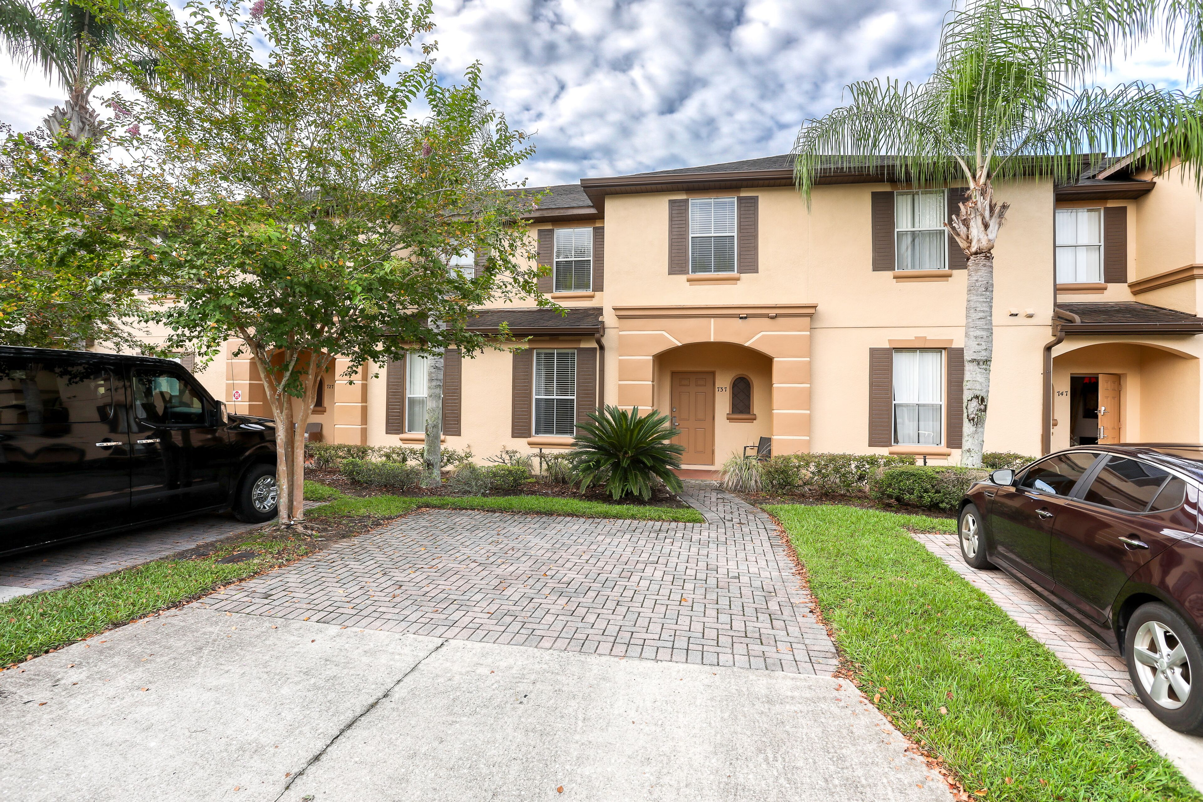 Snowbird-friendly townhouse with on-site hot tub, pool, game room & grills