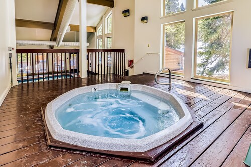Ski straight to the lift—hot tub, pool & balcony for après-ski