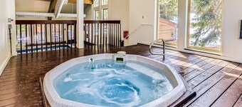 Ski straight to the lift—hot tub, pool & balcony for après-ski