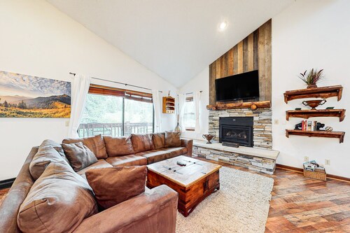 Ski straight to the lift—hot tub, pool & balcony for après-ski