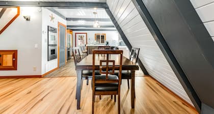 Enchanting cabin with hot tub, full kitchen, & washer/dryer - dog-friendly