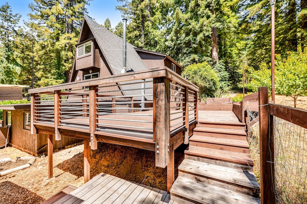 Enchanting cabin with hot tub, full kitchen, & washer/dryer - dog-friendly