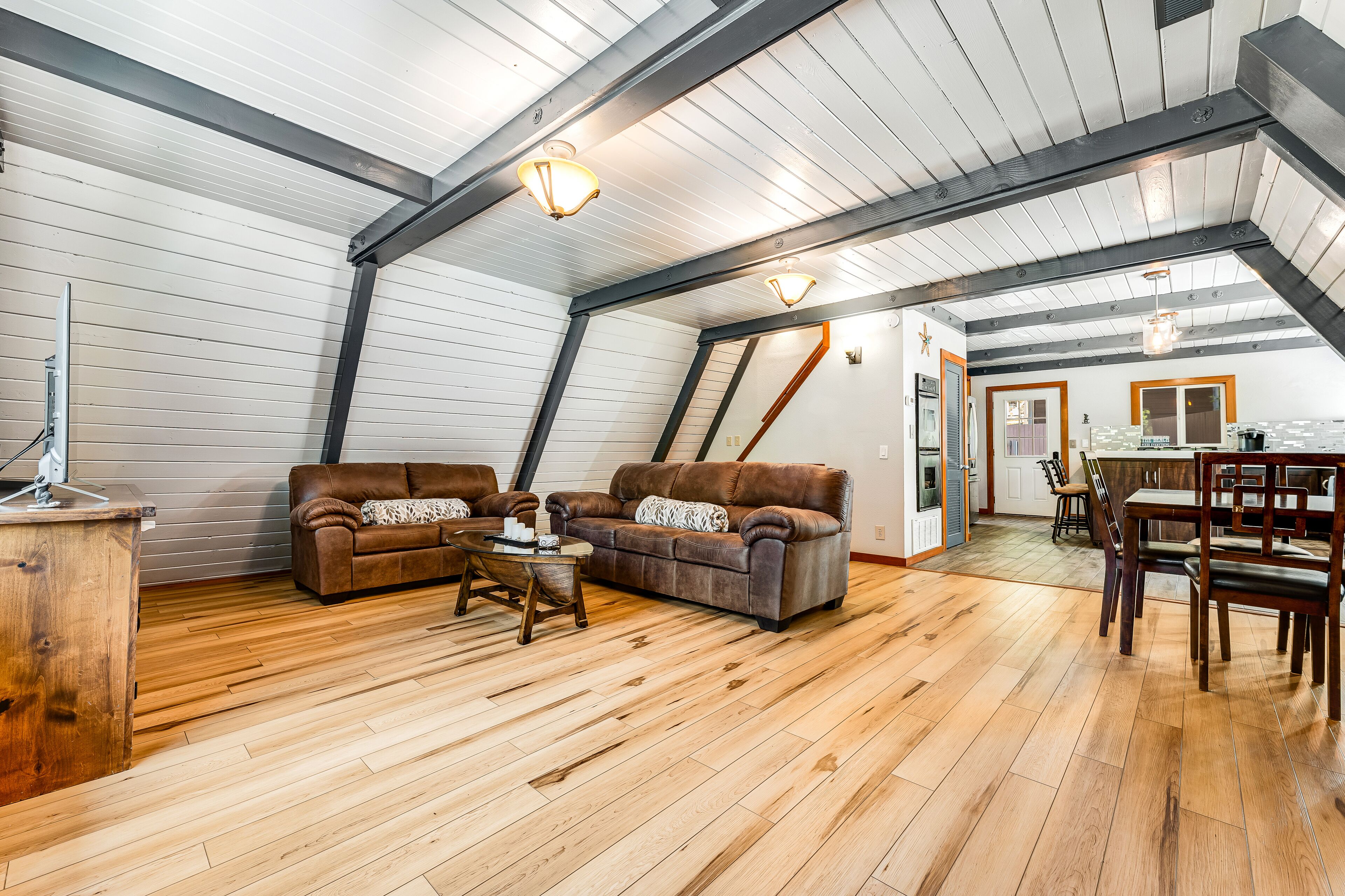 Enchanting cabin with hot tub, full kitchen, & washer/dryer - dog-friendly