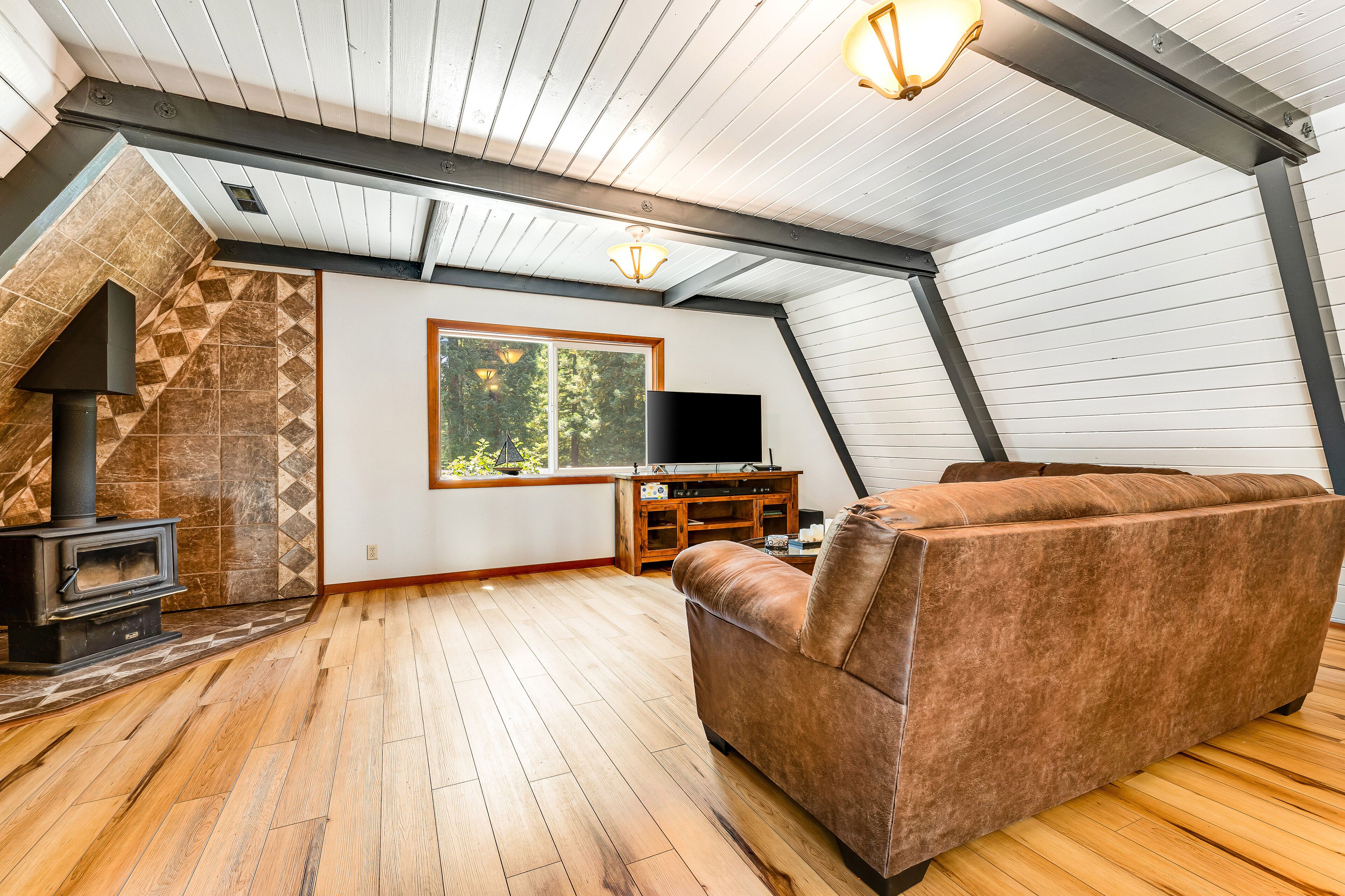 Enchanting cabin with hot tub, full kitchen, & washer/dryer - dog-friendly