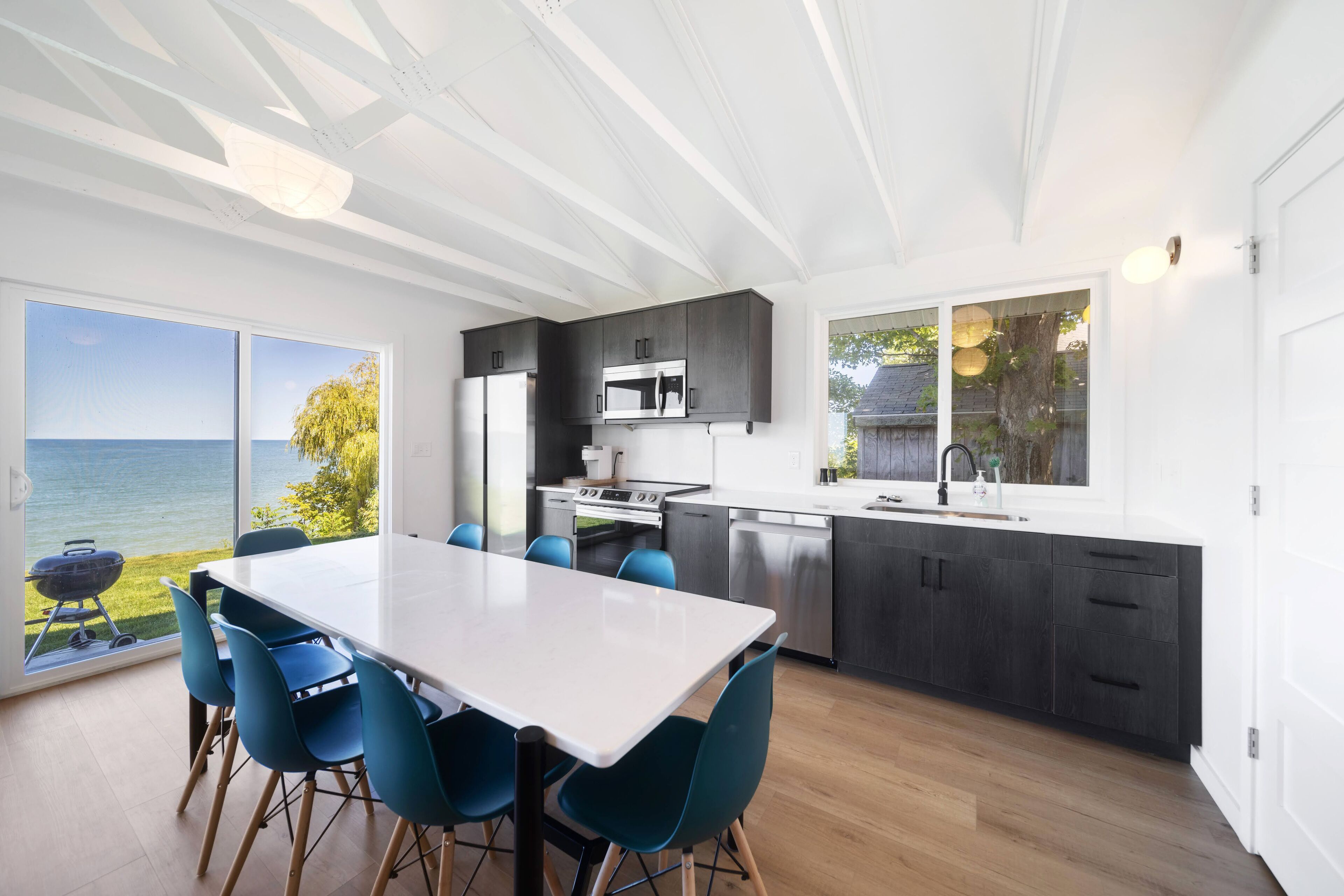 Breathtaking Modern Lakefront Cottage