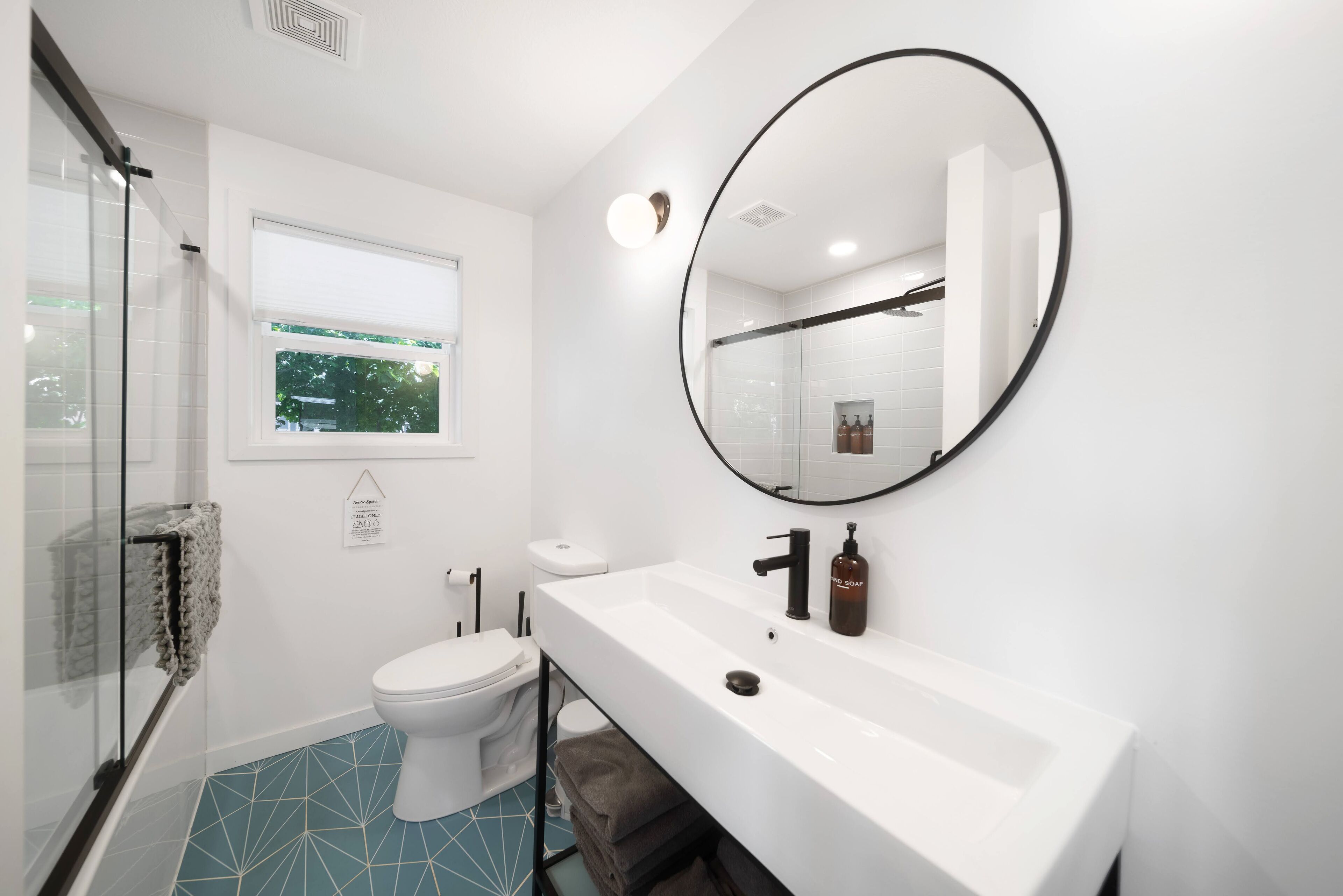 Breathtaking Modern Lakefront Cottage