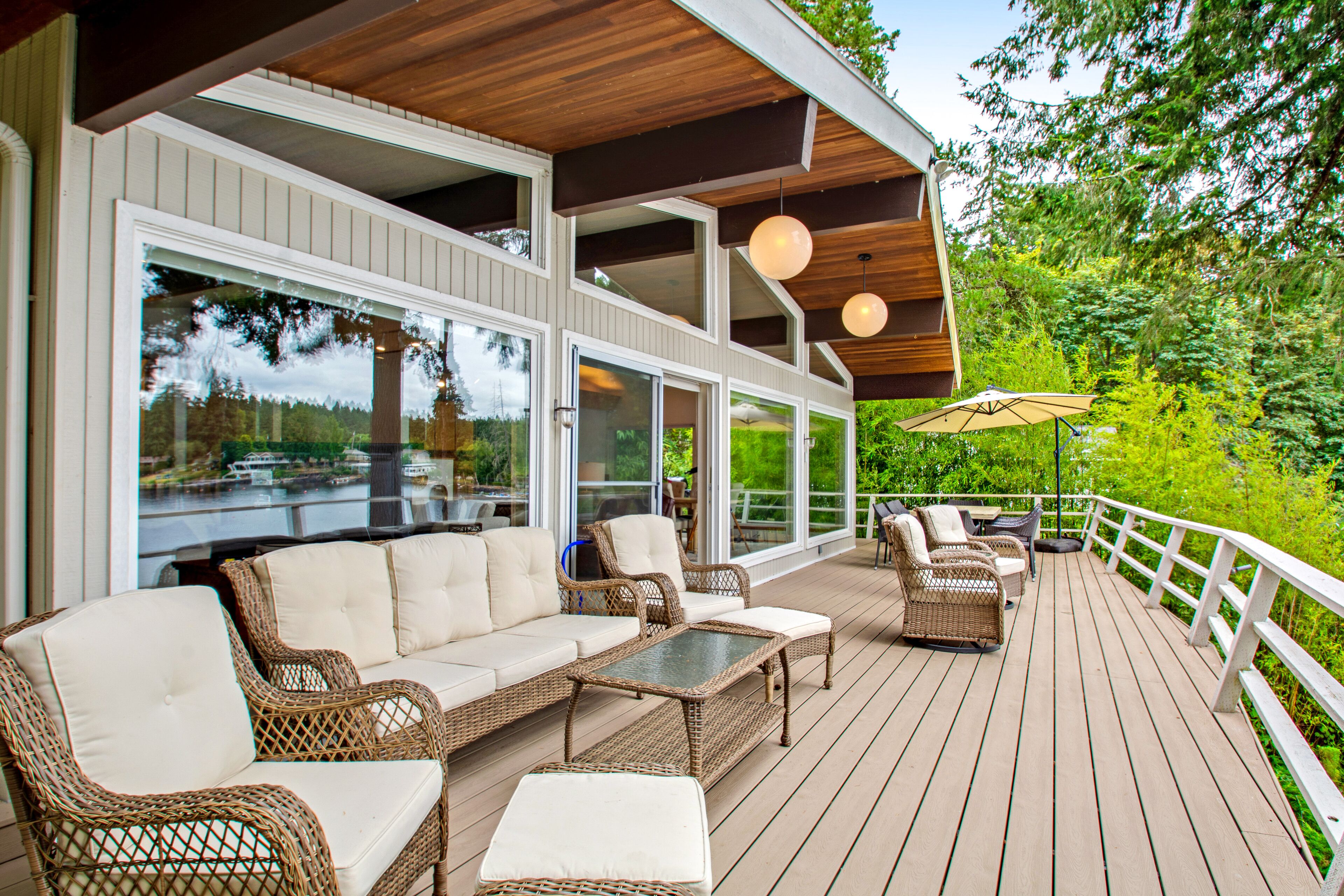 Lakefront home with private dock, paddleboat, fast WiFi, deck, grill & W/D