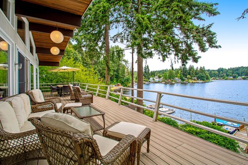 Lakefront home with private dock, paddleboat, fast WiFi, deck, grill & W/D