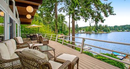 Lakefront home with private dock, paddleboat, fast WiFi, deck, grill & W/D
