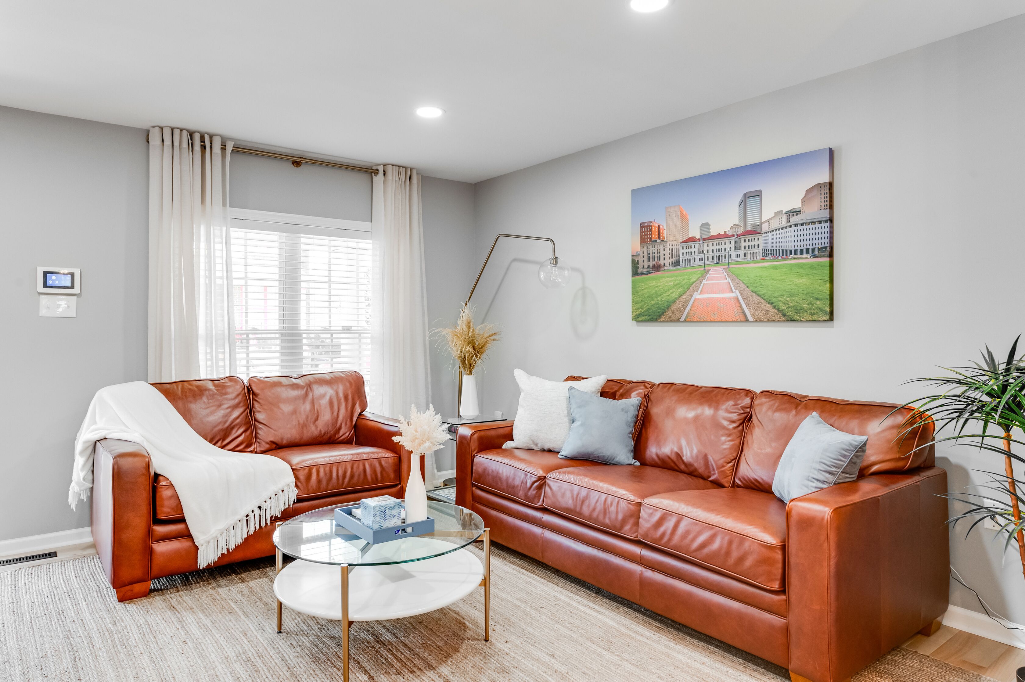 Smart-tv, een open haard en boeken