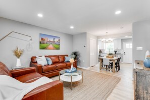 Smart TV, fireplace, books - City Life Richmond, Escape and Relax, Free Parking (Richmond)